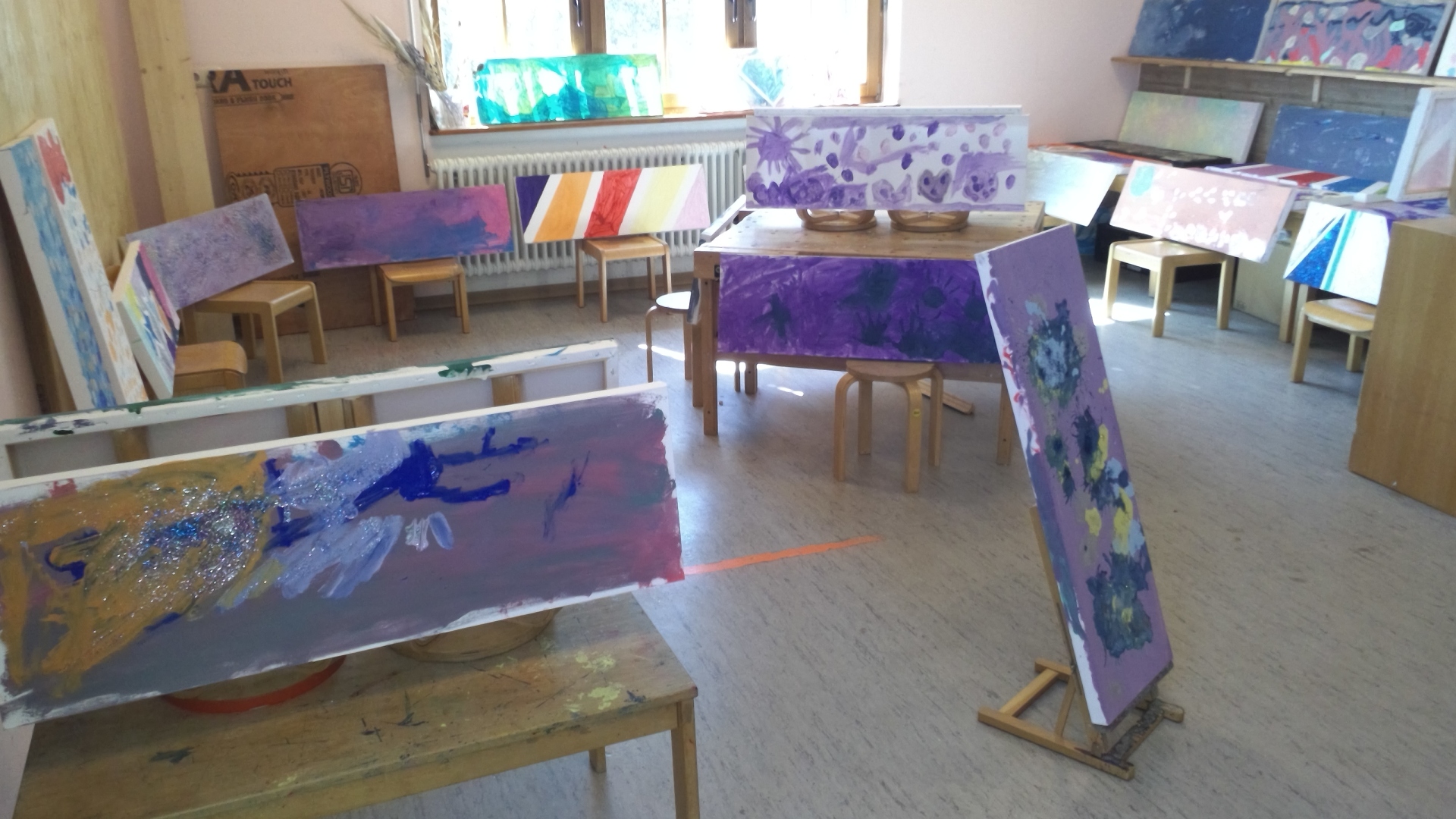 Blick in den Kunstraum auf verschiedene Bilder