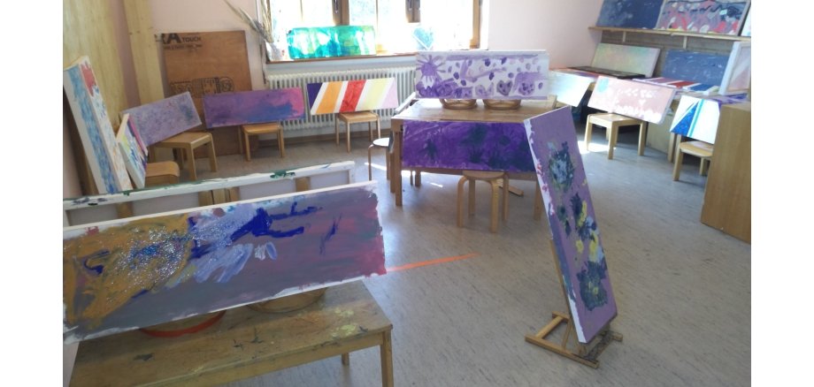 Kunst in der Kita Sonnenhügel Blick in den Kunstraum auf verschiedene Bilder