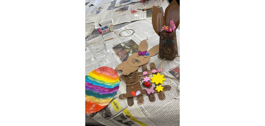 Osterbasteln der Bücherei Das Bild Zeit eine Bastelarbeit zur Osterzeit - ein Osterhase, ein buntes Ei und kleine bunte Blumen