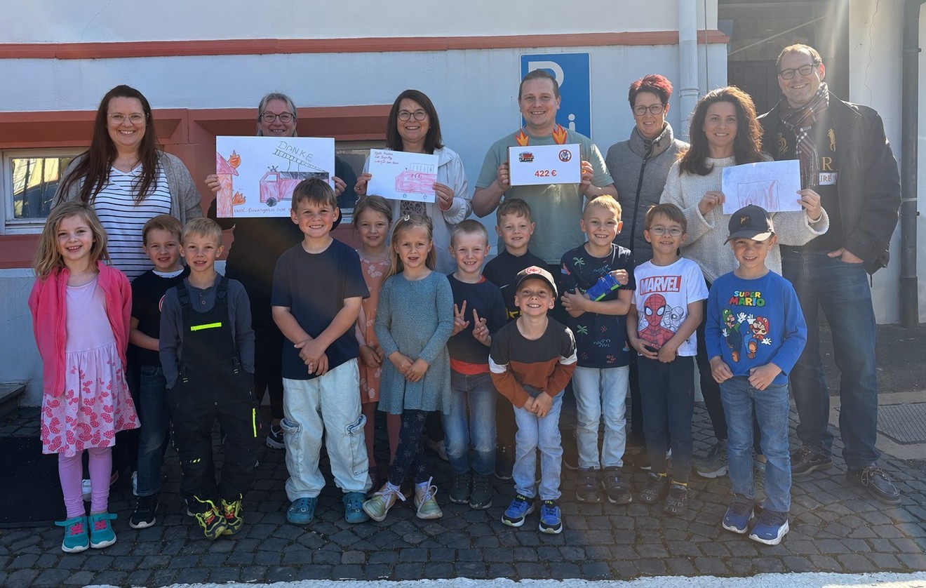 Bild mit Kita-Kindern, die eine Spende an Bürgermeistern und Gemeindebrandinspektor übergeben