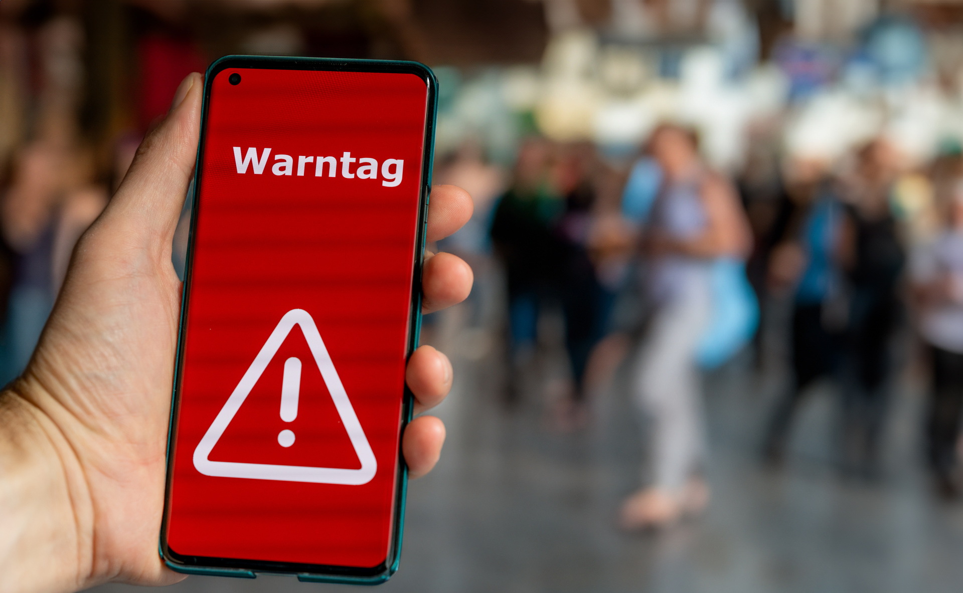 Das Bild zeigt eine Warnung auf einem Mobiltelefon während des bundesweitem Warntag.