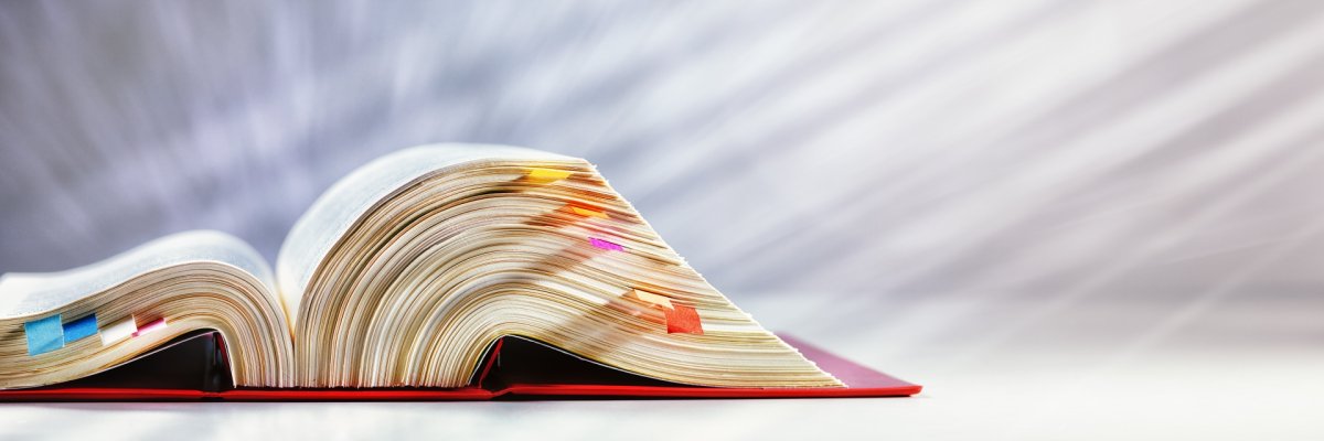 Gesetzesbuch Aufgeklapptes Gesetzesbuch mit Markierungen