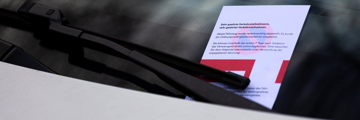 ein knöllchen an einer auto windschutzscheibe panorama