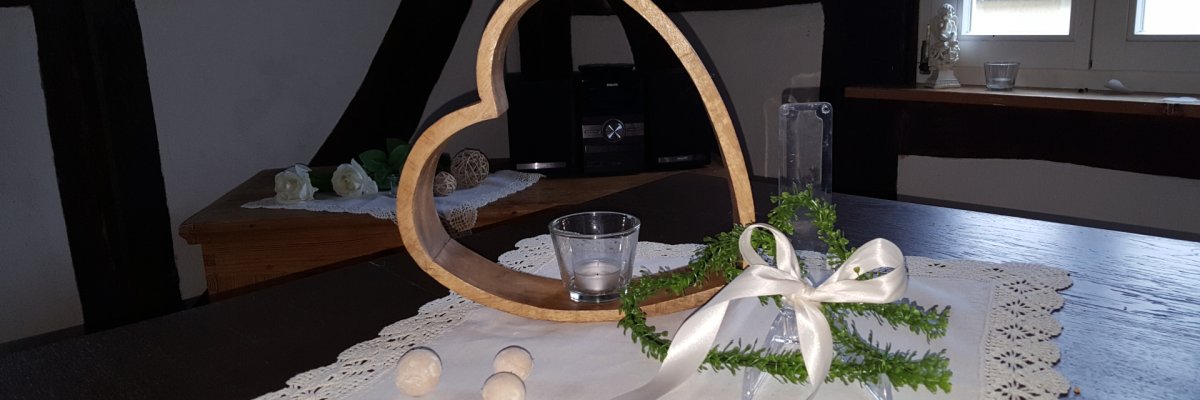 Schreibtisch mit einem Holzherz als Dekoration