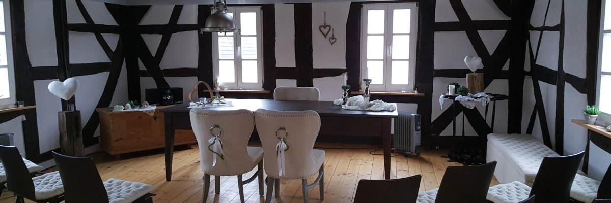 Blick ins Alte Rathaus Ober-Mockstadt; Schreibtisch, Brautpaar- und Gästestühle