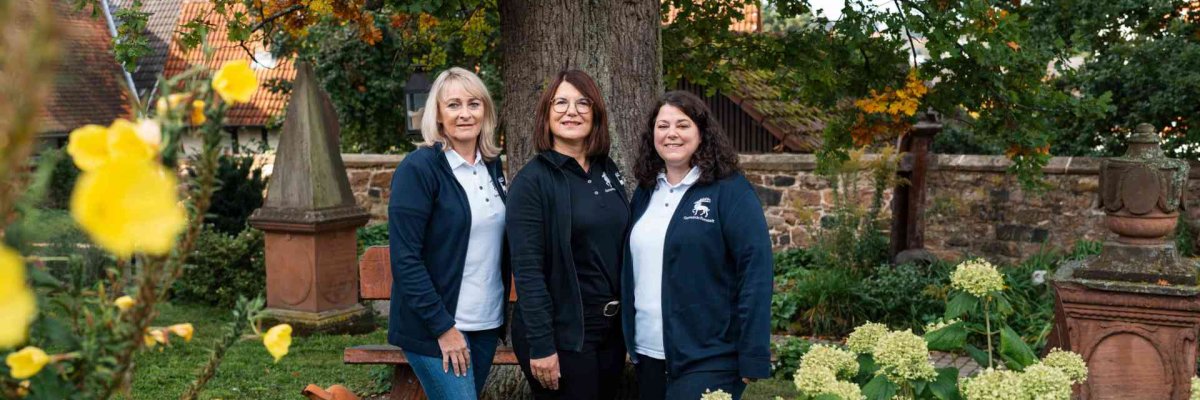 Drei Standesbeamtinnen im Garten