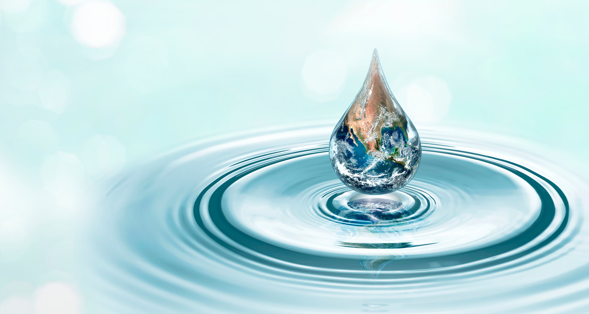 Wassertropfen in dem die Erde zu sehen ist, der auf den Boden fällt