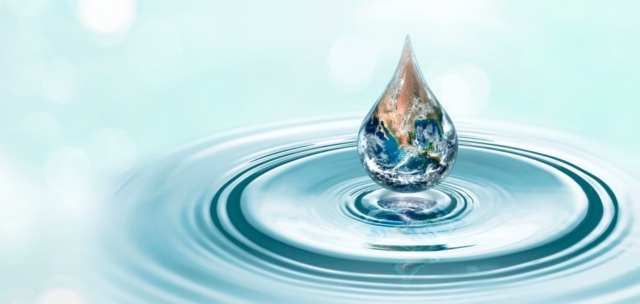 Welt in einem Wassertropfen Wassertropfen in dem die Erde zu sehen ist, der auf den Boden fällt