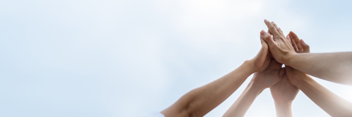 Panoramic Teamwork,empathy,partnership and Social connection in Hände, die in den Himmel ragen